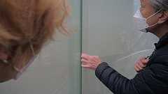 専門家と街の接着剤を見て歩く