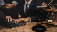 イギリスのオンライン安全法が施行される、小規模なサイト運営者をインターネットから事実上シャットアウトするものとして批判の対象に