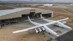 ロケットをつり下げて離陸・打ち上げ可能な超巨大ロケット打ち上げ飛行機「Roc」が初公開