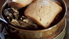 【陶芸家と布作家の夫妻の食卓】大きな蒸し器にほかほかパン、 朝採れ野菜で1日が動きだす。 | くらし | クロワッサン オンライン