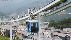 日本唯一の交通システム「スカイレール」 見かけはロープウェイ、走行にリニアの技術 | 乗りものニュース