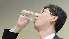 水飲んだ園田氏「死亡」デマ否定 中国のインターネットで出回る | 共同通信