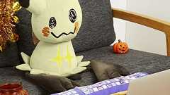 『ポケモン』ミミッキュの姿を忠実に再現したぬいぐるみ型PCクッションの予約が受付中 - 電撃オンライン