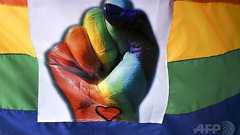 同性愛の男性3人が家族に コロンビア、初の「ポリアモリー婚」