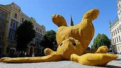 街中に高さ13mの巨大ウサちゃんが出現、作者は巨大アヒルと同一人物