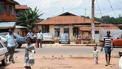 「赤ちゃん製造工場」から少女16人救出、ナイジェリア