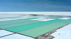 ウユニ塩湖に眠るリチウム、ボリビア経済救世主となるか