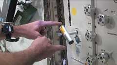 なにこれ不思議。無重力状態でT字ハンドルを回し外すと起きる現象 : 小太郎ぶろぐ