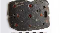 2200年前の匈奴の女性戦士の遺体から宝石がちりばめられたベルトのバックルが発見される | カラパイア