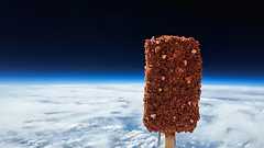 「注釈二度見した」ブラックモンブラン「実際に宇宙に飛ばして撮影」