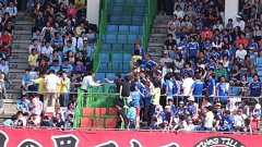 川崎サポに怒った横浜Fマリノスサポが緩衝帯を超えて警備員に取り押さえられる?(画像あり) : footballnet【サッカーまとめ】