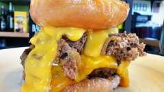 カロリー度外視の「ドーナツバーガー」、米専門店に登場