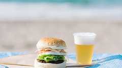 世界が認めた美しいビーチで食べる、福井の絶品ご当地バーガー。至福!