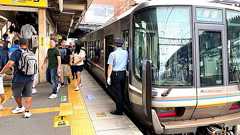 京都市民の怒り爆発寸前? JR嵯峨野線「インバウンド大混雑」、JR西が抜本的対策を採らないワケ | Merkmal(メルクマール)