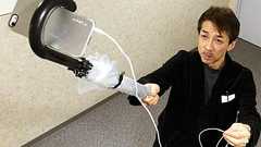 規制増したセルカ棒に代わり「セルカ傘」が流行中 | 東スポWEB