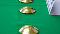 胸が硬くて発覚…ブラジャーに金塊を隠して密輸、起訴:朝日新聞デジタル