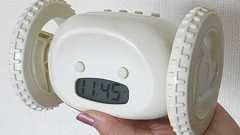 逃げる目覚まし時計「ナンダクロッキー」