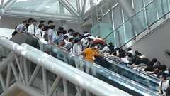 「東京ビッグサイト」でエスカレーターが停止して逆流する直前のムービーと、崩壊した瞬間の写真