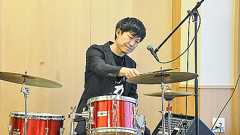 輝きいろいろ プロドラマー 山口圭一さん NHKのど自慢バックバンドでも活躍 「楽しむ」演奏スタイルが人気
