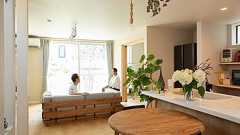 断熱等級6の100平米の家、電気代は夏でも月平均1万円以下で売電収入も! エアコン1台で「一年中春のよう」 東京都・Yさん夫妻【断熱新時代・住宅実例】