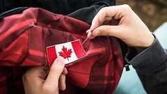 米国人旅行者がカナダ国旗「盗んで」身分を偽り カナダ人は激怒、「コスプレではない」