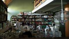 「リビング・ダイニングはいらない」「生活の中心は閲覧室」自宅を“図書館”にして住むことにした2人の家づくり 翻訳家・鴻巣友季子が痺れた一冊 | レビュー | Book Bang -ブックバン-