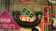 札束から白い粉まで、「運び屋」気分になれるリアルなスーツケース用ステッカー