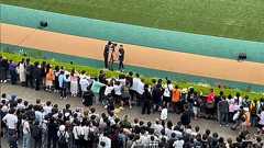 競馬場で起きたアイドルイベントの乱闘騒ぎ、力ずくで最前列を剥がす役+ケンカを止める役、全員が雇われたグル?アイドル界隈の「最前管理」の状況が怖すぎる