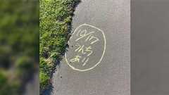 道端に書かれた「10/17 うんちあり」 一見悪ふざけのネタに見えるが、割と命に関わるメッセージだった