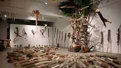 美術雑誌にガン無視された異端の催し 大棍棒展 「木を殴りつけ非日常を楽しむんだ」 展示200本中70本が売却済み | まいどなニュース