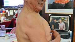 腕相撲の勝率98% 85歳筋肉店主に勝てばランチ無料:朝日新聞デジタル