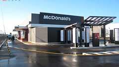 道のど真ん中にマクドナルド、なぜできた 日本唯一の立地、上下線からドライブスルー | 乗りものニュース