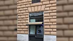 アメリカに出張した時、『なんでアメリカのATMってコンビニとかじゃなく野外の壁にめり込んでんの?』と聞いたらシビアな答えが返ってきた