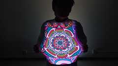 東京大学、Tシャツみたいに動かすと複雑に変形する物体へ追跡しながらカラー映像を投影する新たなプロジェクションマッピング技術を発表