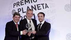 文学賞を受賞の「女性作家」、正体は男性3人と授賞式で判明