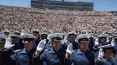 「神よ、ご加護を」拒否の無神論者の軍曹、米空軍を提訴の構え