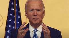 バイデン氏、聖書の書名読めず「炎上」 報道しない米主要メディアに批判の声