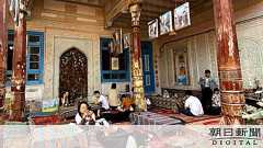 壊されるウイグルのモスク カフェに改装、寝転ぶ観光客:朝日新聞