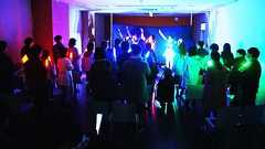 ペンライトを振るとアイドルの衣装が光り、動きが持つ手に伝わる ライブでアイドルと身体的に同期する手法、埼玉大が開発