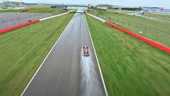 レッドブルが「世界最速」FPVドローンRBD1開発、パイロットみずから設計。時速300km超のF1マシンにぴたりと追尾する映像公開 | テクノエッジ TechnoEdge