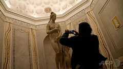 イタリア政府、イラン大統領に配慮し裸像覆い隠す