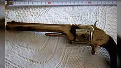 祖父の家を掃除したら郵便保護銃「S&W Model2 Army」が出てきたので警察を呼んだらパトカー4台来て大騒ぎ、しかもかなり疑われてしまう事態へ