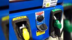 【怖い話】セルフのガソリンスタンドで、クルマ止めて中フタはずしたらフタ置く台にもう中フタが置いてあった