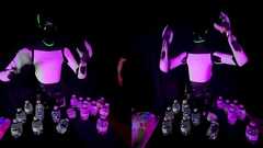 テスラの人型ロボット・Optimusに「人間が遠隔操作しているのでは?」疑惑浮上、ヘッドセットを取るような動作の後に不審な転倒