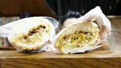 観光客にはほとんど知られていないがニューヨークの地元住民が連日通い詰める店のサンドイッチとは?