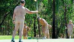 豪州で「ヌードゴルフ」の大会、シューズと帽子以外は全裸