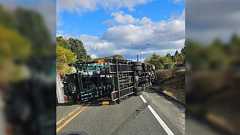 運転していたトラックが事故に遭い横転するも対向車の冷静な判断で重傷者ゼロに→ドラレコを公開したら対向車の人が現れ「本当に助かりました」