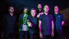 米バンドのフロントマン ライヴ中にトランプ支持者のファンと「着ているMAGAシャツが米国製か」で賭け 結果は…会場は大騒ぎに - amass