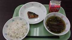 「刑務所よりひどい」“切り身1切れ”の小学校給食に保護者絶句 給食無償化でさらなる予算削減も