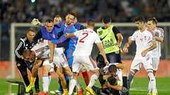 「領土」におわす旗、乱闘で試合中止に ユーロ予選:朝日新聞デジタル